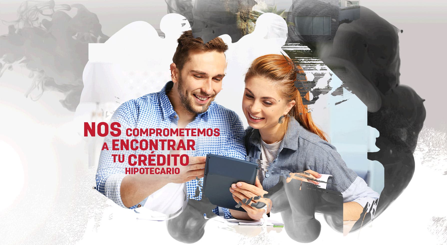 Asesoras de MORE acompañando a una pareja con su crédito